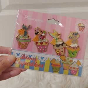 🧁FIRM! NWT DISNEY PARKS DISNEYLAND PARIS DISNEY CUPCAKES BOOSTER PIN SET